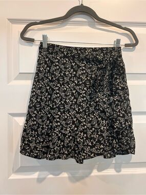 Hollister Women's Black Floral Wrap Skirt Size XS